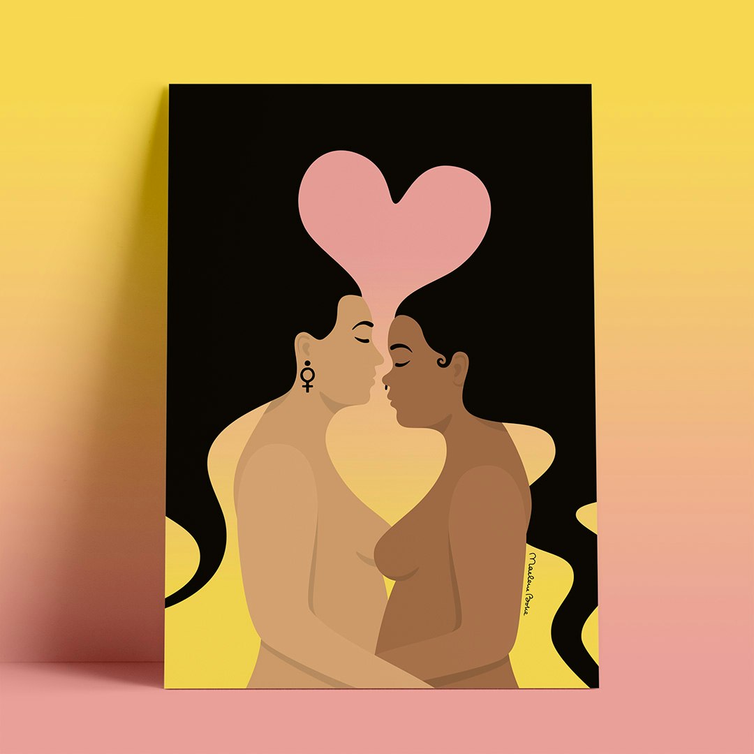 Print / poster med motivet Kärlek – två kvinnor som omfamnar varandra och vilkas hår är sammanflätat och formar ett hjärta. Färg: sunrise / gradient från gul till rosa, som en soluppgång.