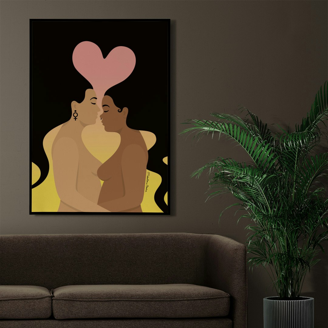 Print / poster med motivet Kärlek – två kvinnor som omfamnar varandra och vilkas hår är sammanflätat och formar ett hjärta. Färg: sunrise / gradient från gul till rosa, som en soluppgång.