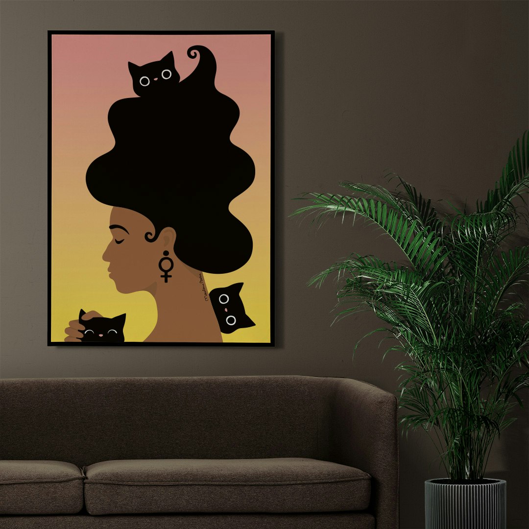 Print / poster med motivet Kattkvinnan – en kvinna med stort böljande hår, omgiven av tre busiga katter. Färg: sunrise / gradient från gul till rosa, som en soluppgång.