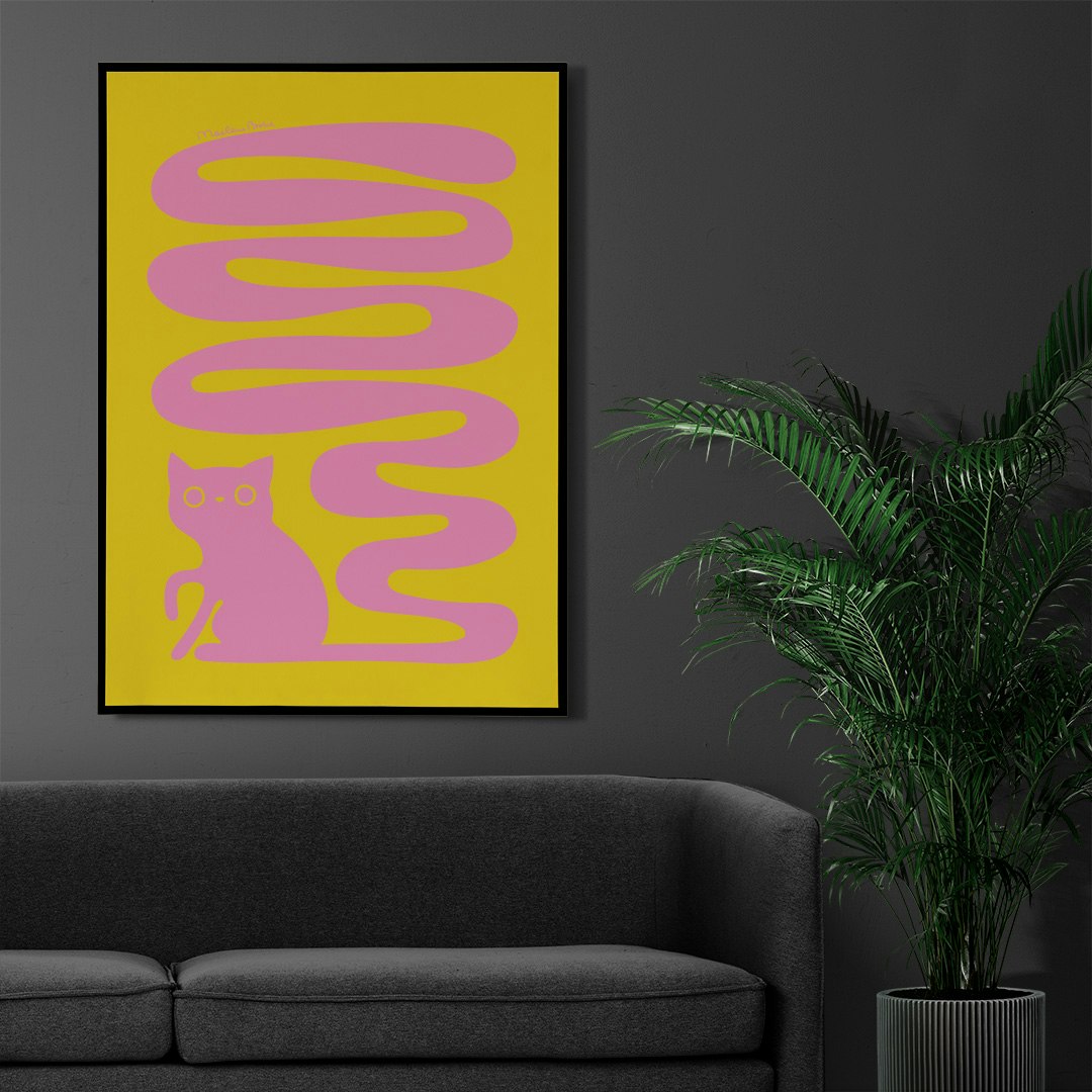 Print / poster med motivet Svanskatten – en katt med lång slingrande svans. Färg: gul och rosa.