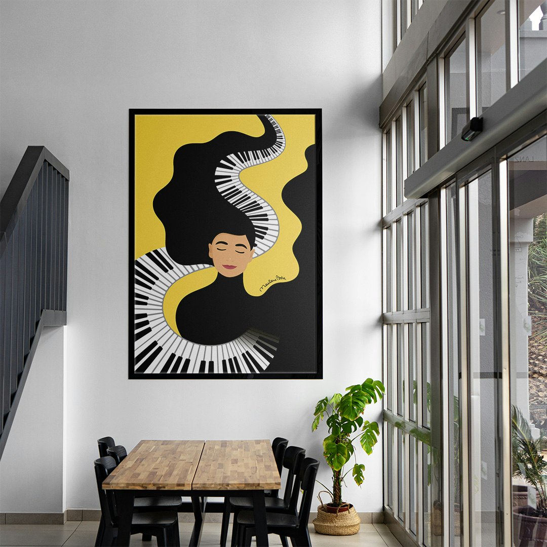 Print / poster med motivet Min första kärlek – en kvinna vars hjärta sjunger och vars hår dansar med pianotangenter. Färg: gul.
