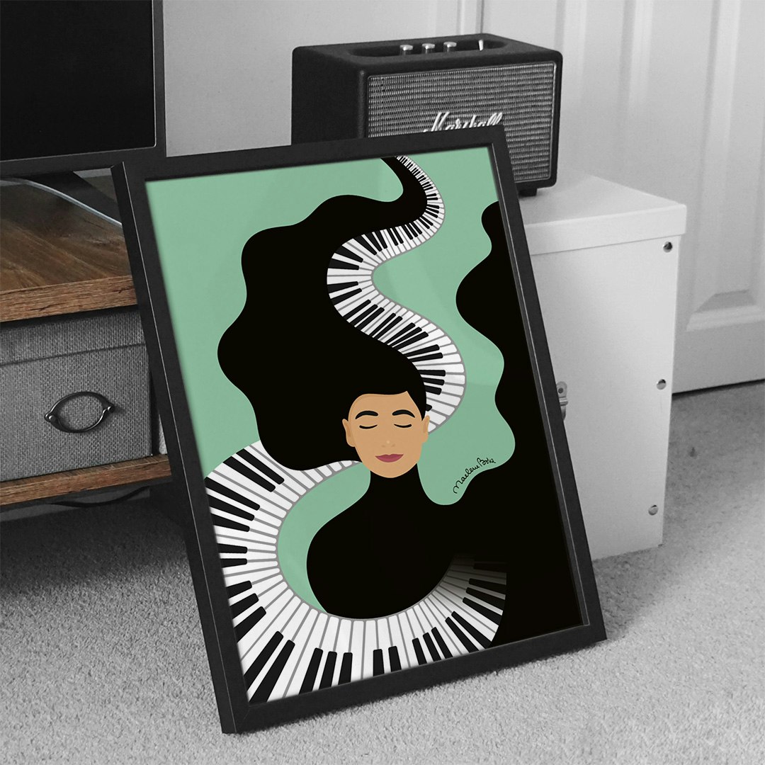 Print / poster med motivet Min första kärlek – en kvinna vars hjärta sjunger och vars hår dansar med pianotangenter. Färg: mint.
