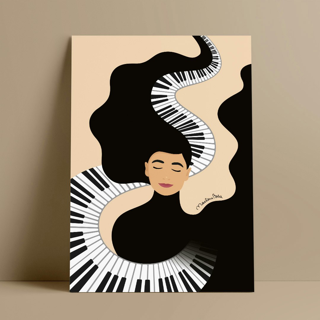 Print / poster med motivet Min första kärlek – en kvinna vars hjärta sjunger och vars hår dansar med pianotangenter. Färg: sand.