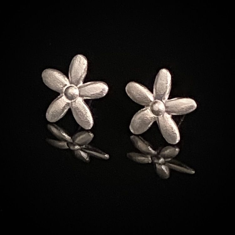 ETENA Flower collection örhängen i silver.