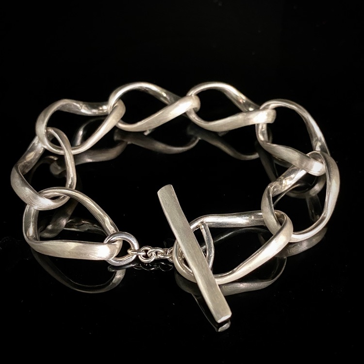 ETENA Twist exklusivt armband i silver, lätt matterad yta.
