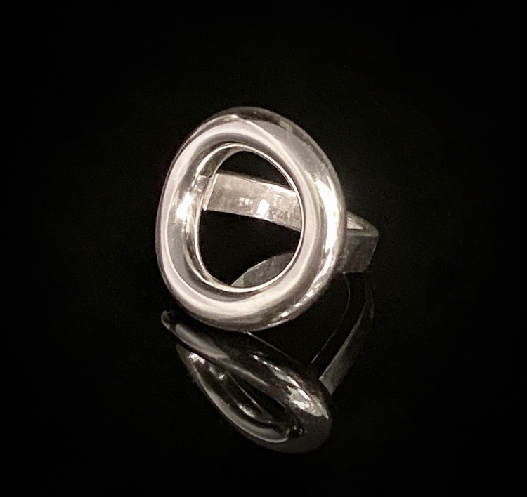 The Ring Ring by ETENA jewellery & design. Ring in silver.