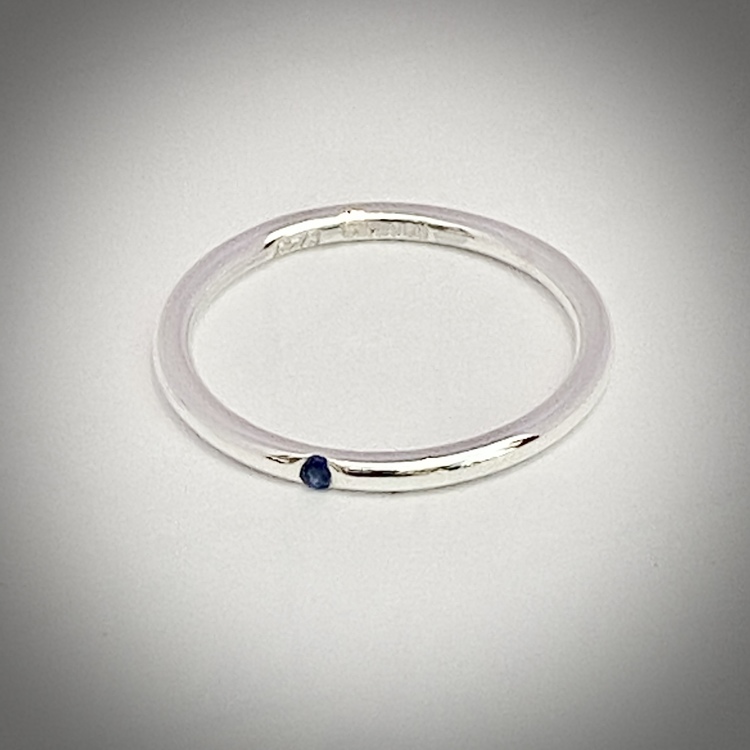 Ring Dot Blue. Silverring with a blue Sapphire. Made by Stockholm Jewels