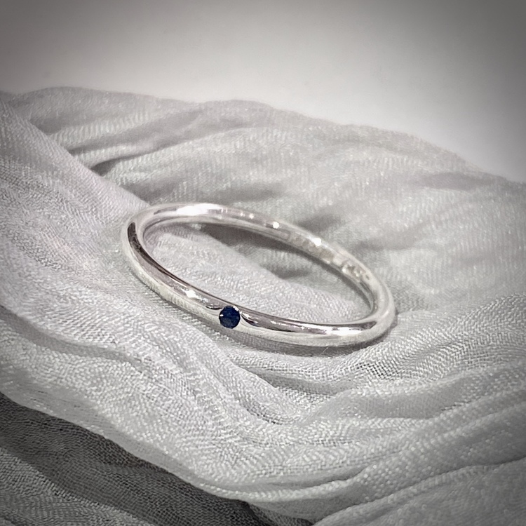 Ring Dot Blue. Silverring with a blue Sapphire. Made by Stockholm Jewels