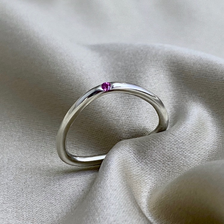 DOT Triangle pink Sapphire Ring, for supercomfort. The precious stone is always on top. Made by Stockholm Jewels