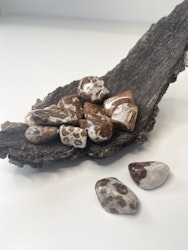Granat i kalksten, trumlade stenar
