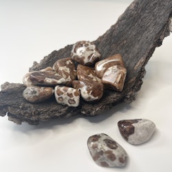 Granat i kalksten, trumlade stenar