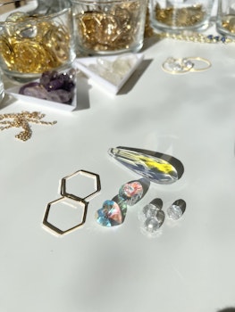 Extra glitter - golden hexagon sparkle