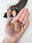 Solsten touchstone, meditationssten, palmstone. Sakralchakra, kristall för vitalitet och manifestation