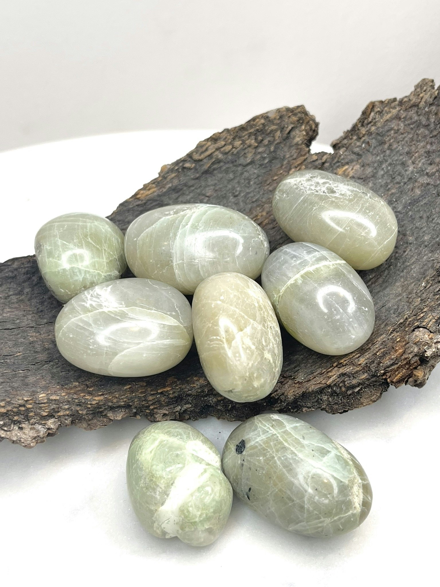 Grön månsten (garnerit), trumlade stenar