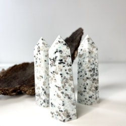 Kiwi jaspis (sesam jaspis), polerad kristallspets