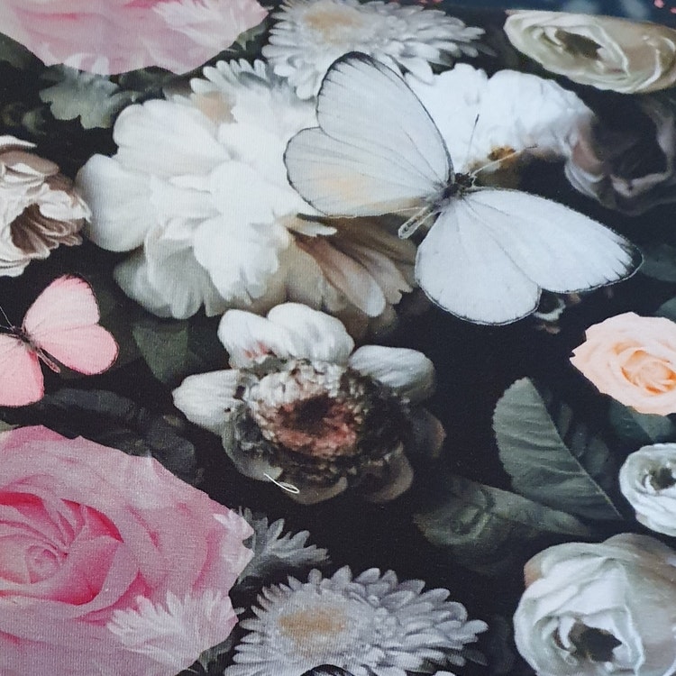 Rosavita fjärilar och blommor