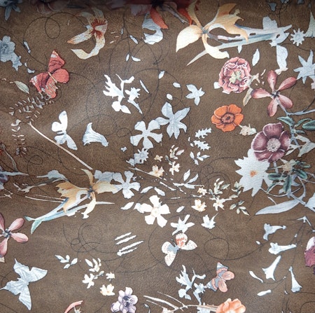 Fuskskinn med blommor och metalliceffekt  Grönbrun