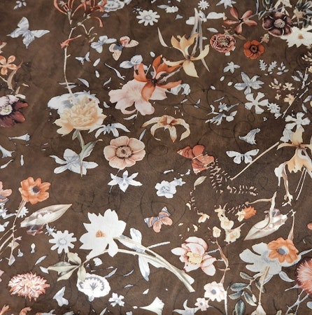 Fuskskinn med blommor och metalliceffekt  Grönbrun
