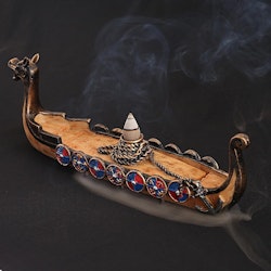 Vikingabåt med rökelse