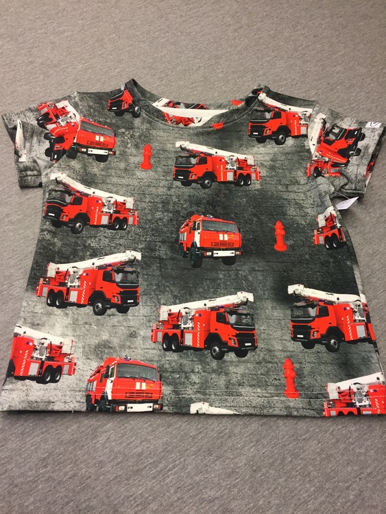 502 T-shirts  Röd brandbil på gråsvart botten
