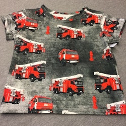 502 T-shirts  Röd brandbil på gråsvart botten