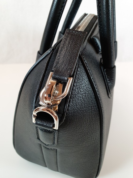 Givenchy Pre-owned Antigona Mini Leather Shoulder Bag- Black