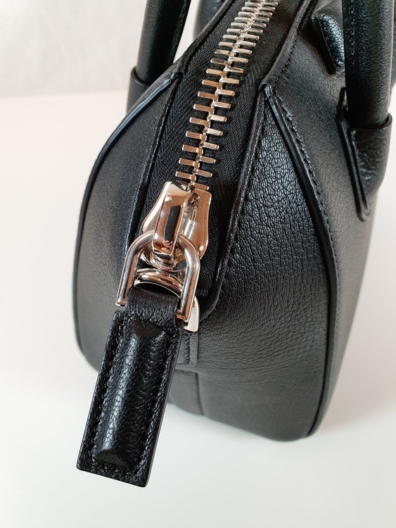 Givenchy Pre-owned Antigona Mini Leather Shoulder Bag- Black