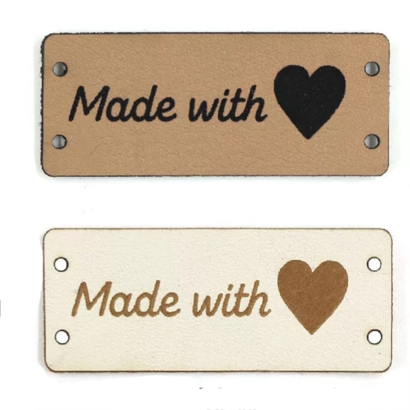 Etiketter i konstläder (PU-läder) - "Made with love (hjärta)" 10 st/förp. Välj mellan brun eller vit..