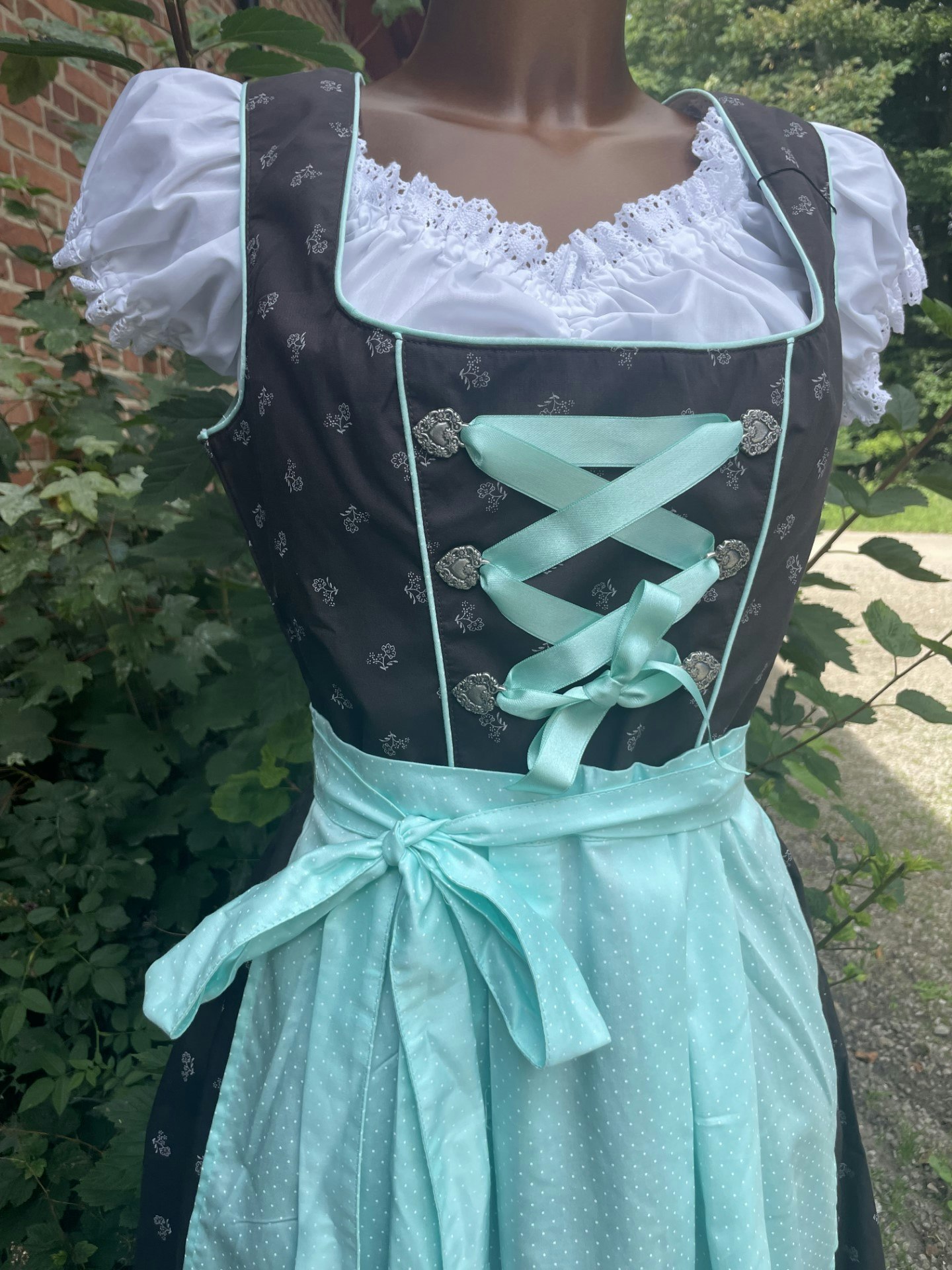 Ramona Lippert "Elisabeth", Mökbrun / mint