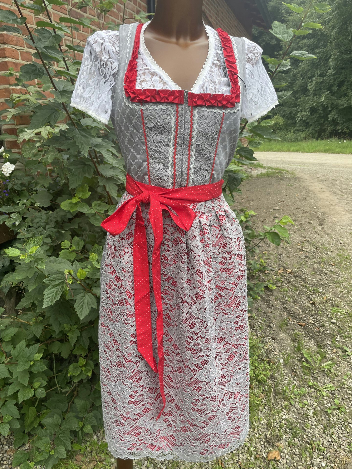 Ramona Lippert Grå / Röd dirndlklänning