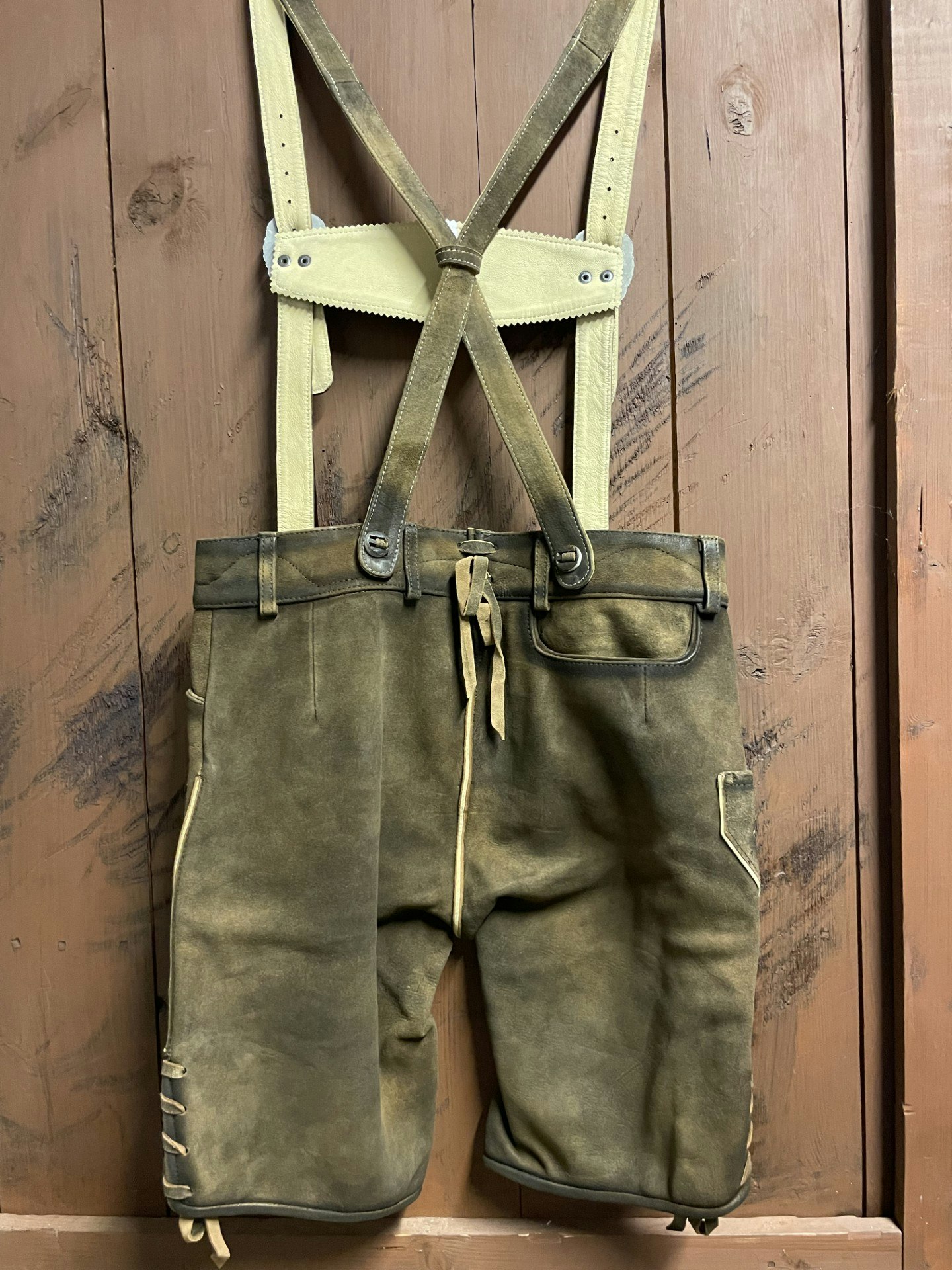 Trachten Rebell "Alex-ST Wildbock" med hängsle , Zirbe