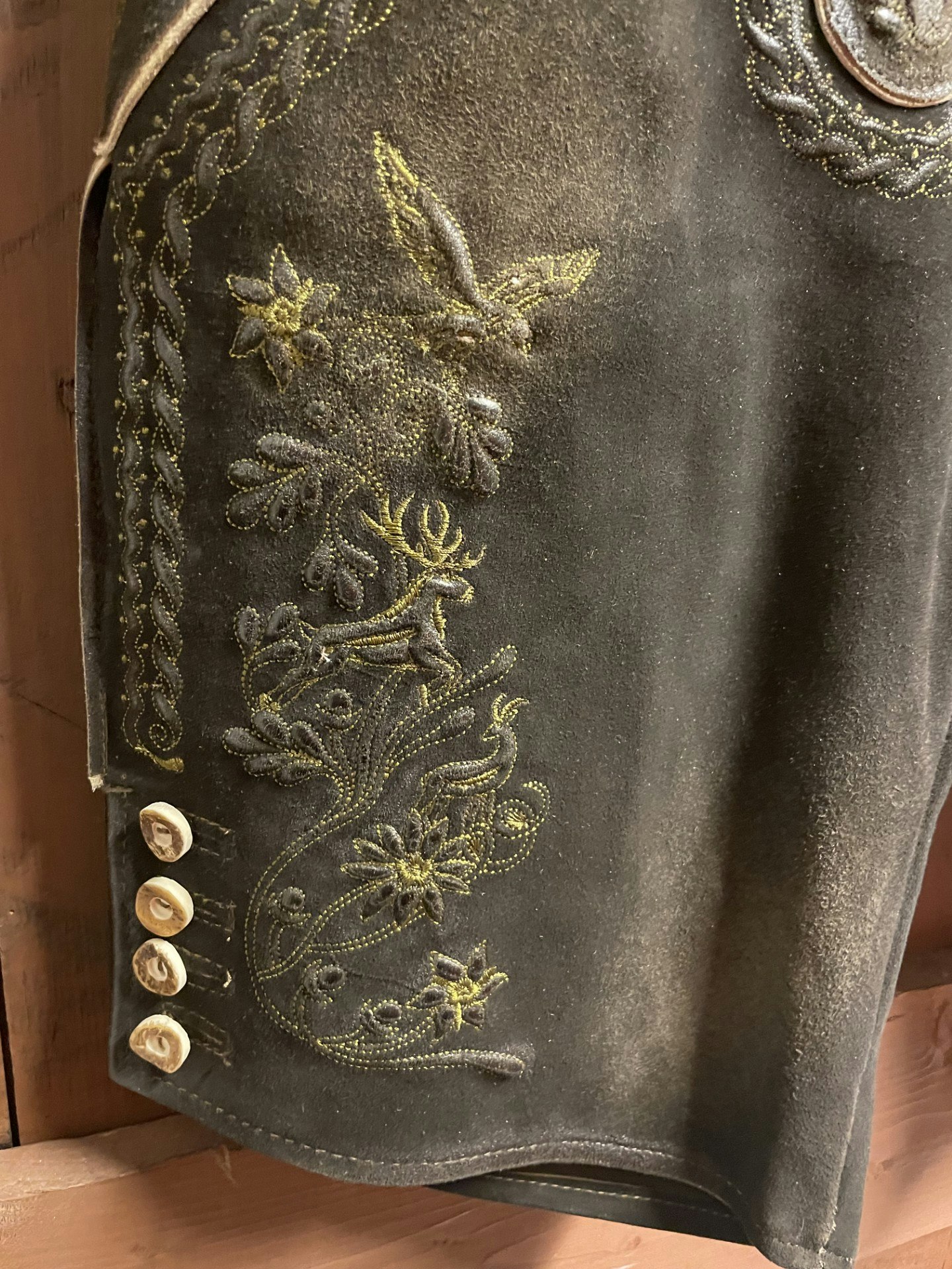 Trachten Rebell "Brunsvart med ljust olivgröna broderier "