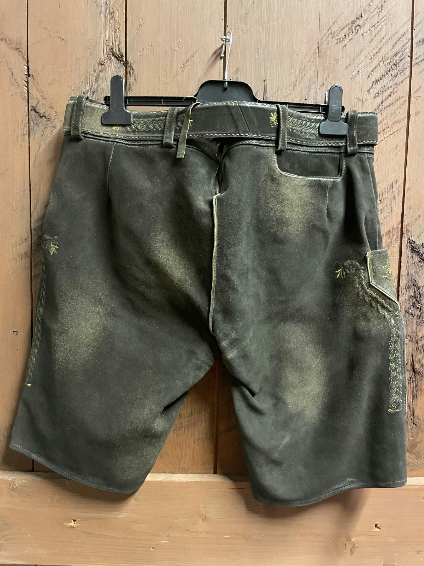 Trachten Rebell "Brunsvart med ljust olivgröna broderier "