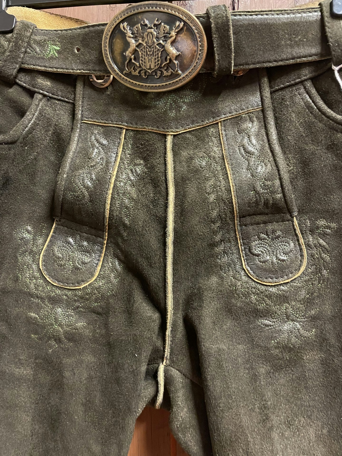 Trachten Rebell " Brunsvart med gröna broderier " med bälte