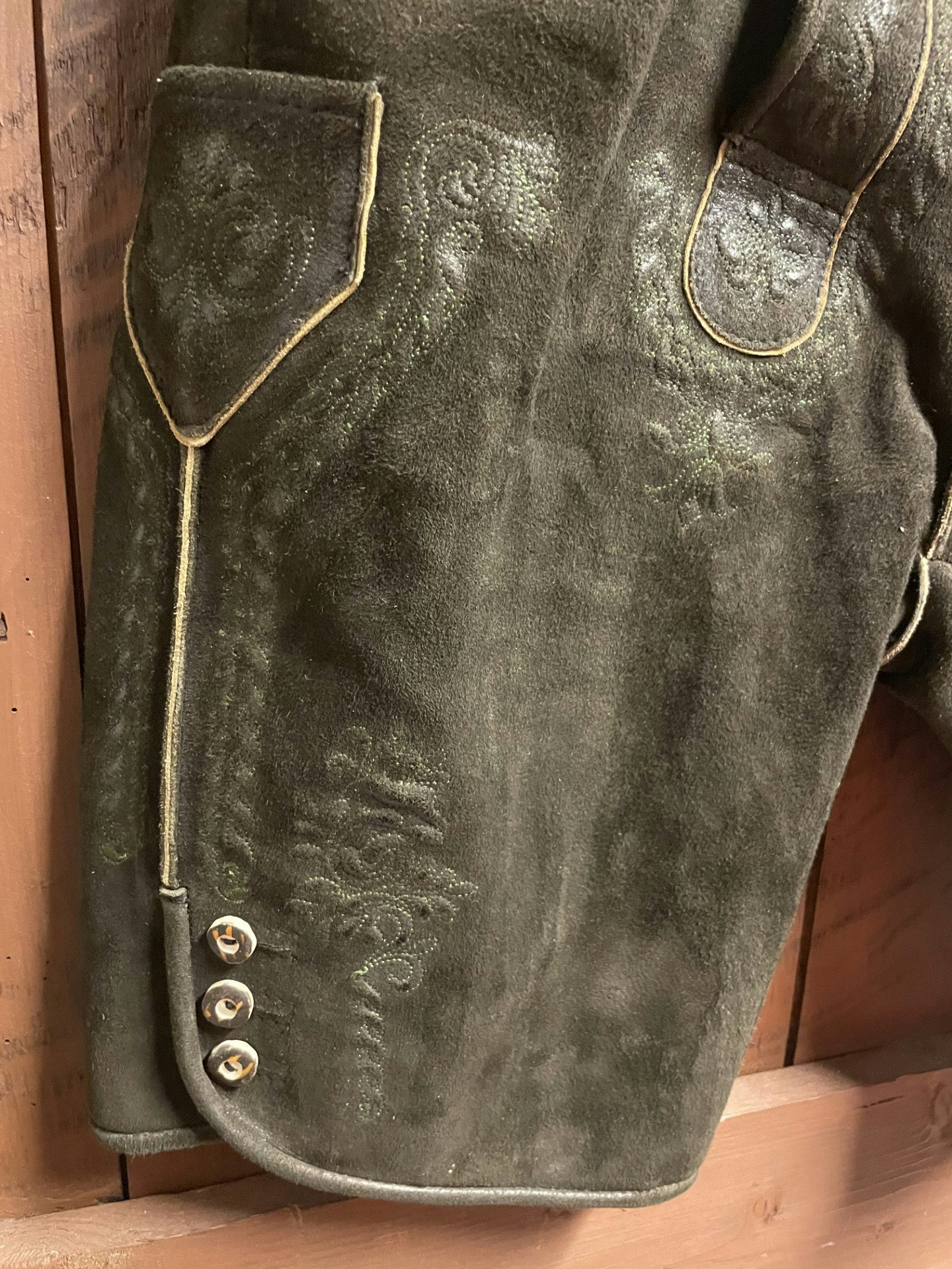 Trachten Rebell " Brunsvart med gröna broderier " med bälte