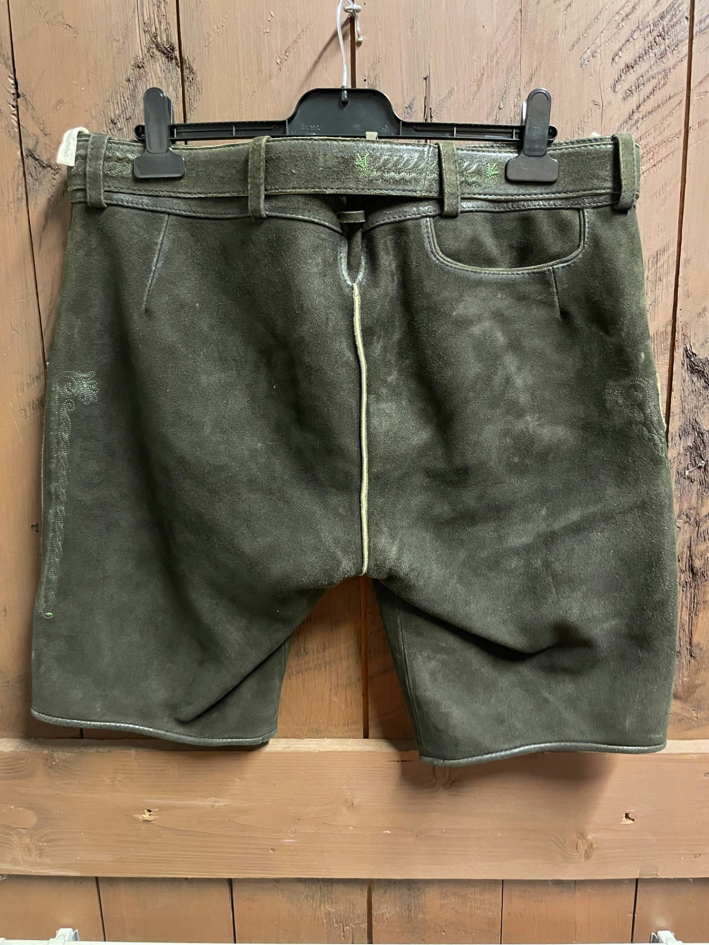 Trachten Rebell " Brunsvart med gröna broderier " med bälte
