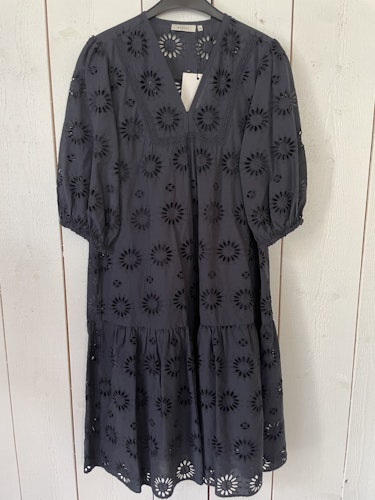 Angoor klänning " Broderie Anglais " , Night blue