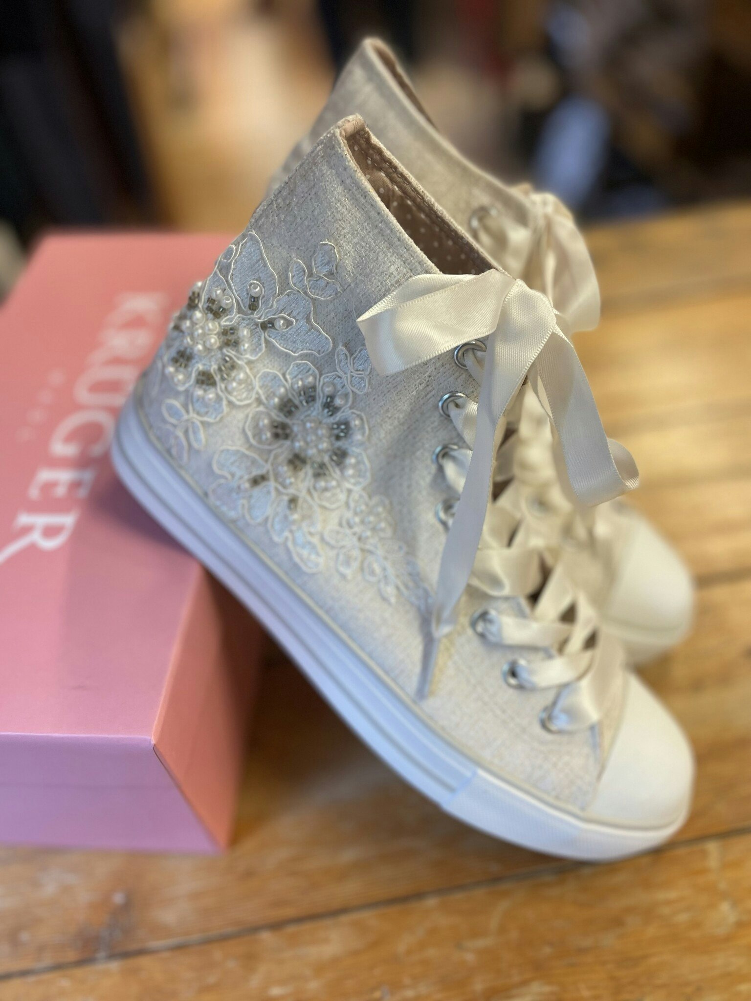 KRÛGER  "Converse " , blomma