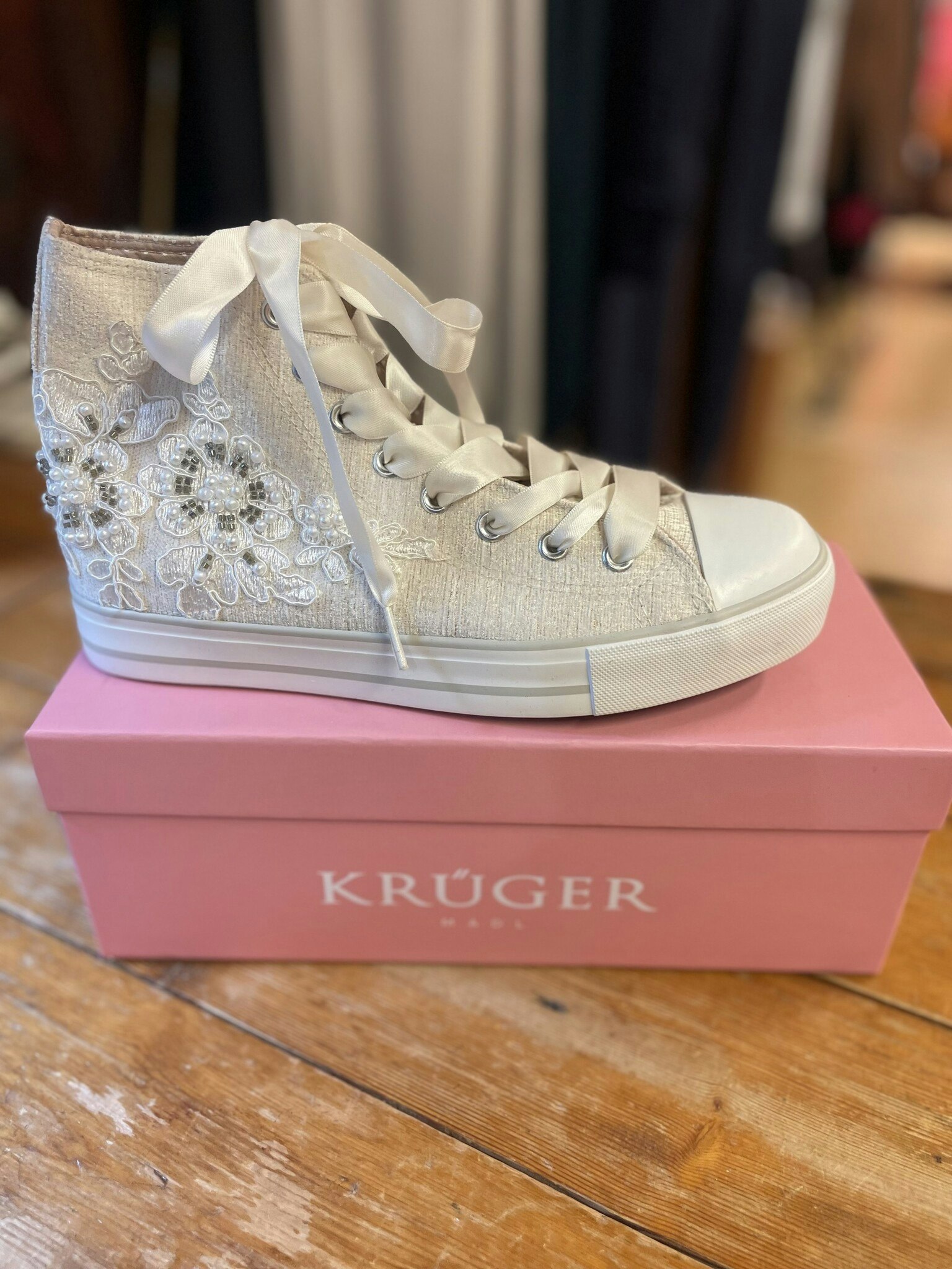 KRÛGER  "Converse " , blomma