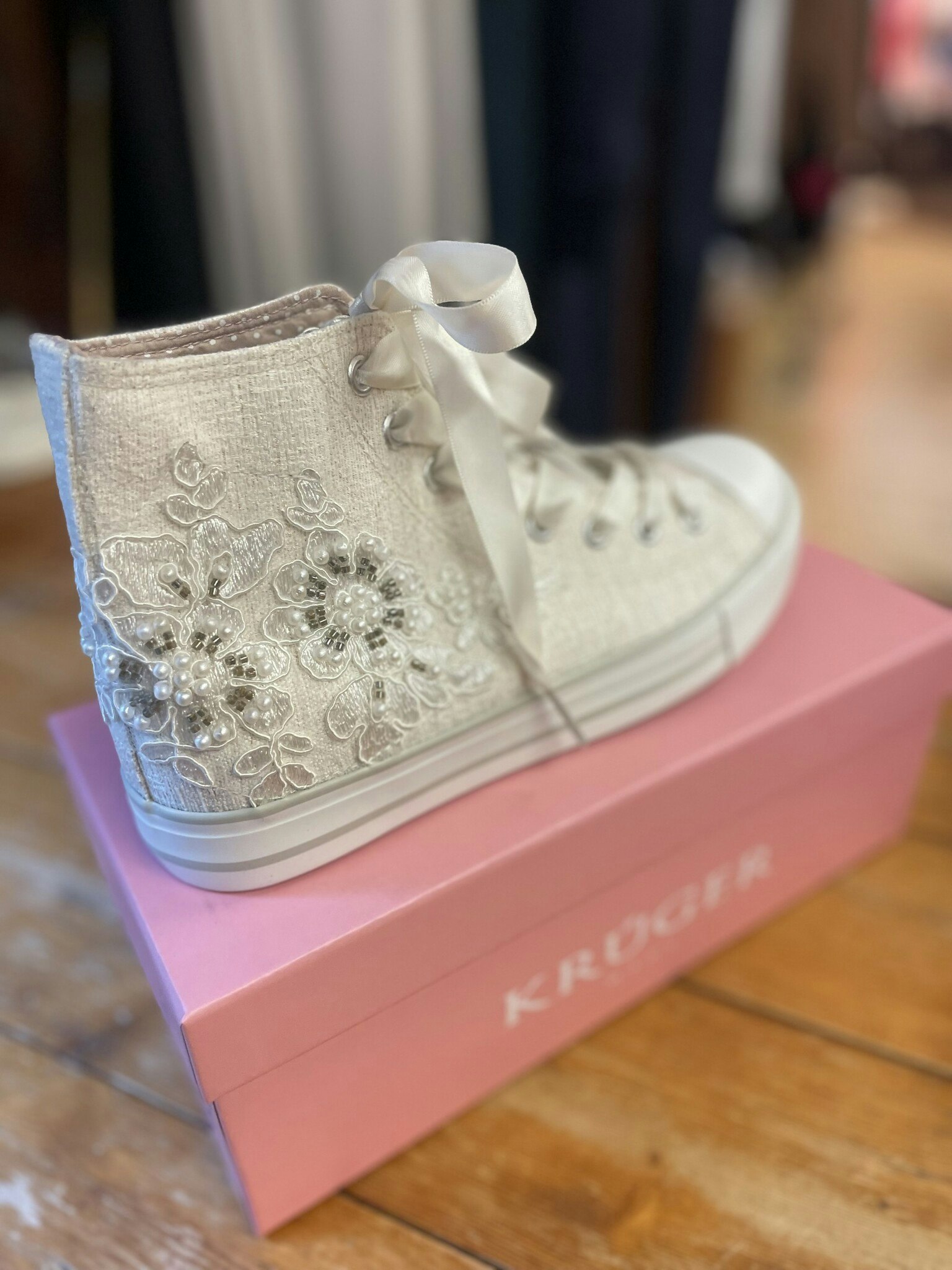 KRÛGER  "Converse " , blomma