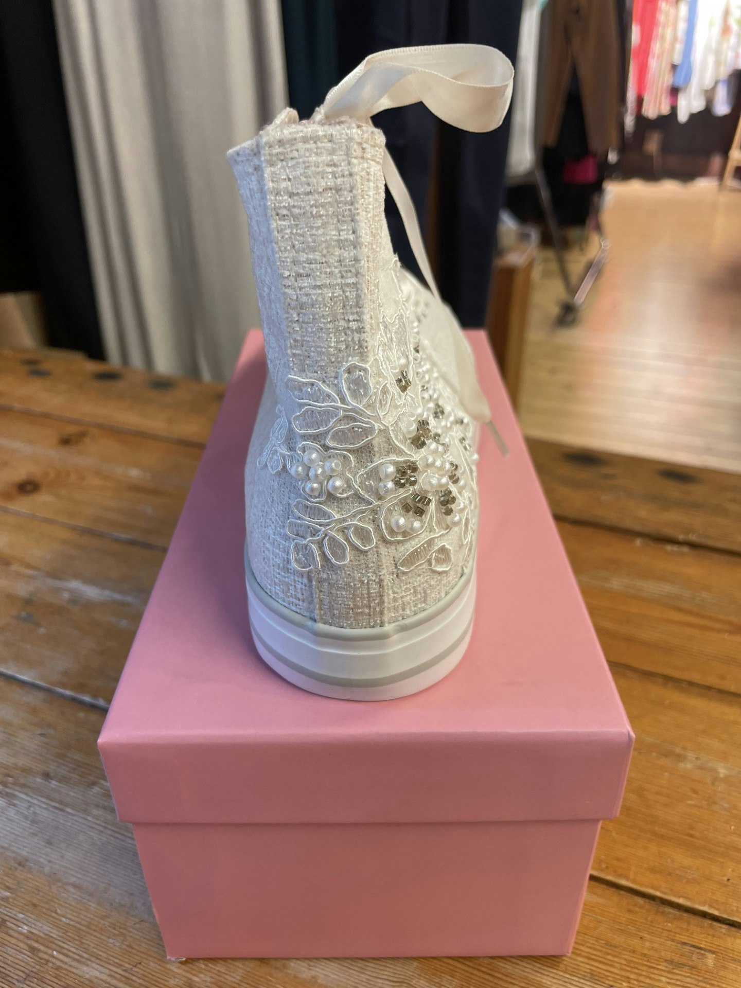 KRÛGER  "Converse " , blomma