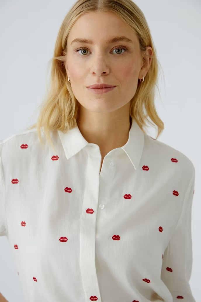 Oui Blus " kisses " , vit / röd