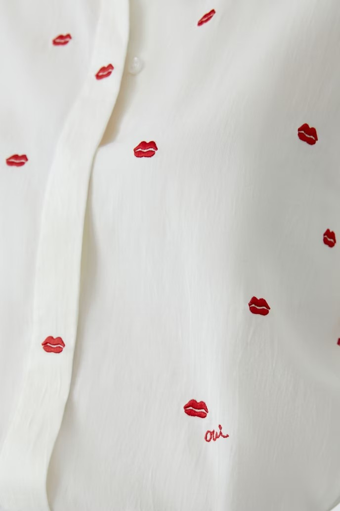 Oui Blus " kisses " , vit / röd