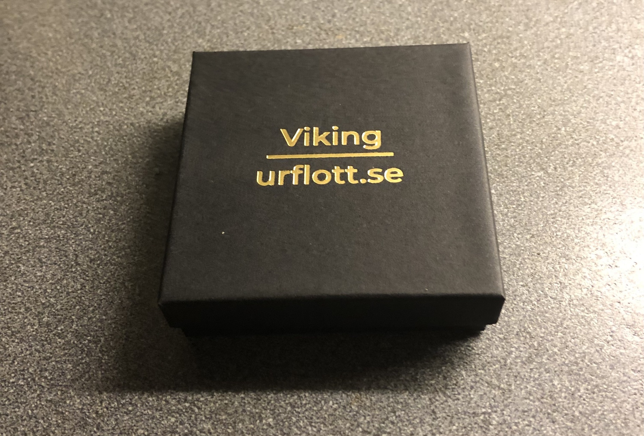 Presentask Viking Medium ( För halsband med tunnare kedja ) Svart