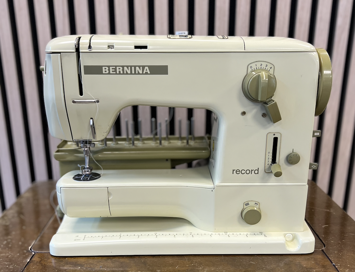 Bernina Record begagnad. Raksöm och Zig Zag - Experter på symaskiner –  Symaskinshörnet Linköping