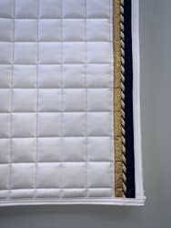 Mias RS Dressyrschabrak - Vit/marin/guld, design 3