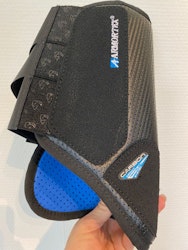 Arma Carbon XC Benskydd Fram, Svart