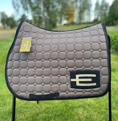 Equiline Hoppschabrak med E-Logga Cappuccino/Svart