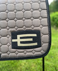 Equiline Hoppschabrak med E-Logga Cappuccino/Svart