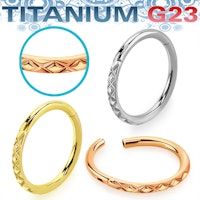 G23 titan piercingring med hamrade detaljer